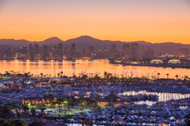 San Diego, California, ABD şafağı körfezin üzerinde yükseliyor.