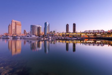 San Diego, California, ABD şehir merkezi Alacakaranlıkta Embarcadero 'da gökyüzü.