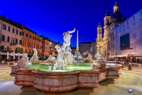 イタリア ローマのナヴォーナ広場に夕暮れ時の噴水 — ストック写真