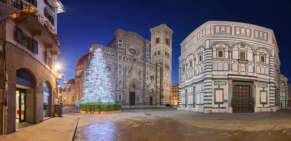 Floransa, Toskana, İtalya Noel sezonu boyunca gece Duomo 'da.