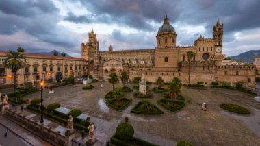 Palermo, İtalya Alacakaranlıktan Katedral 'e.