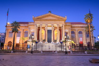 PALERMO, İtalya - 10 Kasım 2022 Alacakaranlıktaki Massimo Tiyatrosu. Teatro Massimo Vittorio Emanuele 1897 'de açılan bir opera binasıdır..