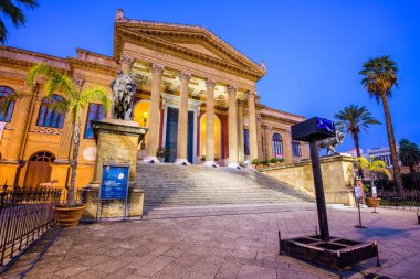 PALERMO, İtalya - 10 Kasım 2022 Alacakaranlıktaki Massimo Tiyatrosu. Teatro Massimo Vittorio Emanuele 1897 'de açılan bir opera binasıdır..