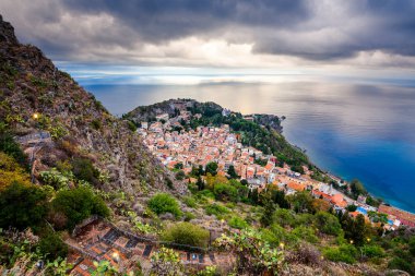 Taormina, Sicilya, İtalya Alacakaranlıkta Tarihi Şehir.