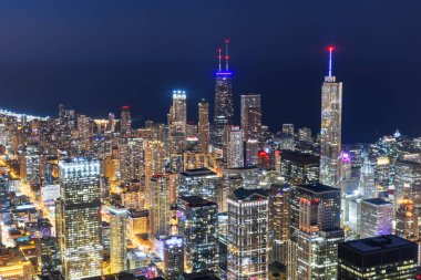 Chicago, Illinois ABD hava yolu geceleyin Michigan Gölü 'ne doğru yükseliyor..