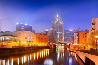 Milwaukee, Wisconsin, ABD şehir merkezi Milwaukee Nehri üzerinde akşam üstü gökyüzü.