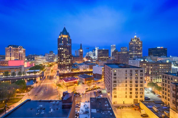 Milwaukee Wisconsin Abd Şehir Merkezi Alacakaranlıkta Gökyüzü — Stok fotoğraf