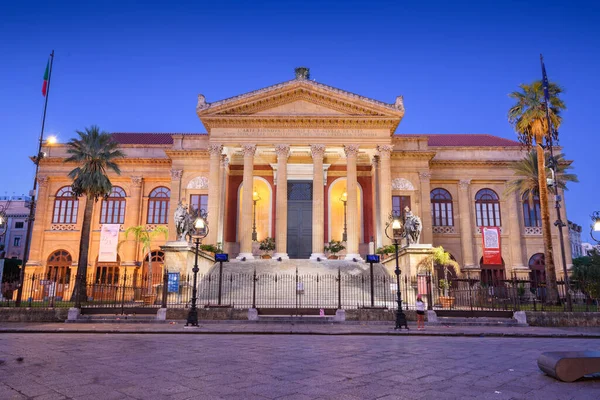 Palermo Italy 2022年11月10日 黄昏时的大规模剧场 Teatro Massimo Vittorio Emanuele是1897年开业的歌剧院 — 图库照片