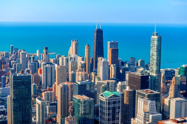 Chicago Illinois Usa Antenni Keskustan Horisonttiin Kohti Lake Michigan Iltapäivällä — kuvapankkivalokuva