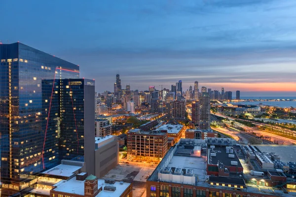 芝加哥 伊利诺伊州 乌萨市市区的天际线在黄昏时分从南边升起 — 图库照片