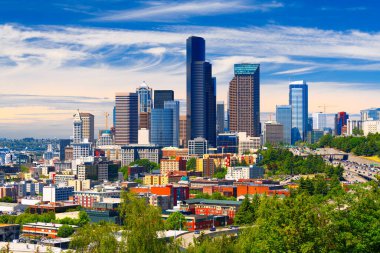 Seattle, Washington, ABD şehir merkezi gökyüzü ve otoyollar öğleden sonra.