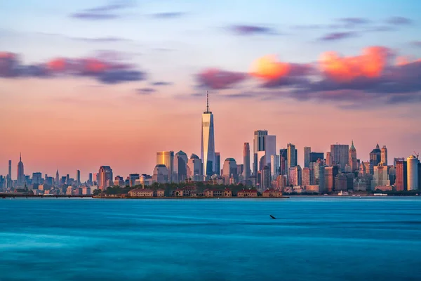 New York New York Usa Panorama Přístavu Ostrovem Ellis Soumraku — Stock fotografie