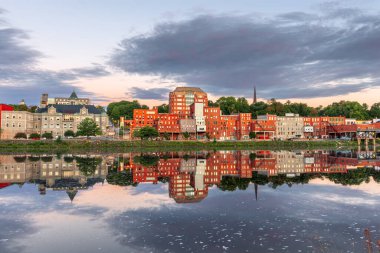 Augusta, Maine, ABD şehir merkezi şafak vakti Kennebec Nehri üzerinde ufuk çizgisi.