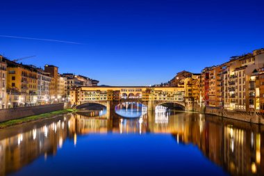 Floransa, İtalya Ponte Vecchio Köprüsü 'nde Alacakaranlıkta Arno Nehri' ni geçerken.