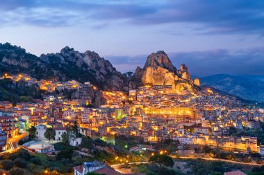 Gagliano Castelferrato, İtalya Alacakaranlıkta Sicilya 'da.
