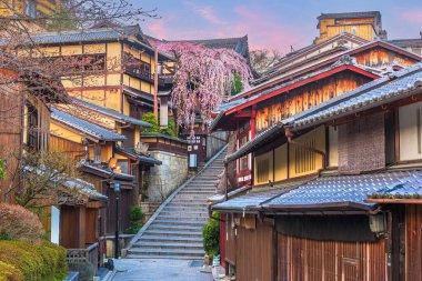 Kyoto, Japonya 'da ilkbahar tarihi Higashiyama bölgesi sanat şafağında.