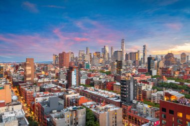 New York, New York, ABD Aşağı Manhattan Şehri alacakaranlıkta çatı manzarası.