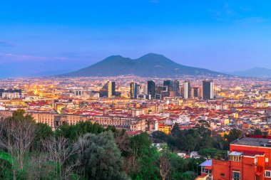 Napoli, İtalya 'da finans bölgesi dağının altında. Vezüv alacakaranlıkta.