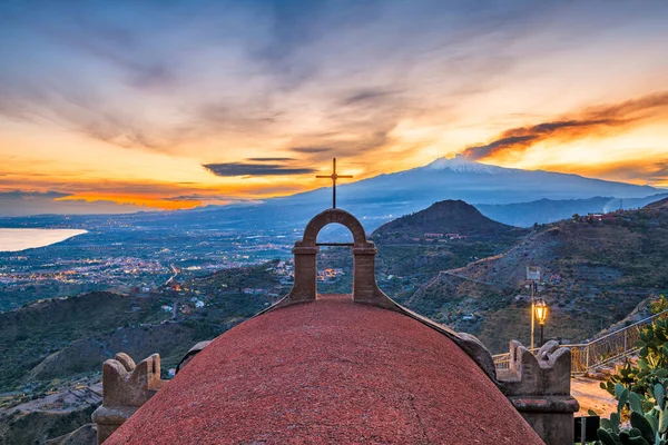 Taormina Sicília Itália Com Antiga Igreja San Biagio Etna Entardecer — Fotografia de Stock