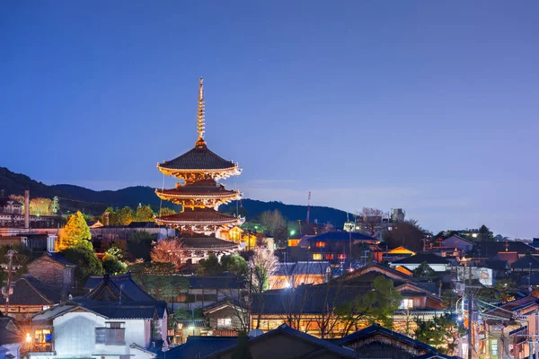 夜の東山歴史地区の日本の屋上街並み — ストック写真