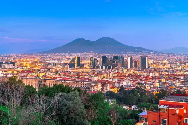 Neapel Italien Med Finansdistriktet Skyline Vesuvius Vid Skymningen — Stockfoto
