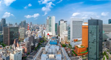 Osaka, Japonya Umeda Bölgesine bakan şehir manzarası.