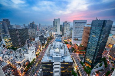 Osaka, Japonya Umeda Bölgesine bakan şehir manzarası.