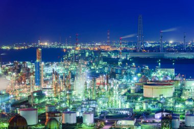 Yokkaichi 'deki fabrikalar, Japonya alacakaranlıkta.
