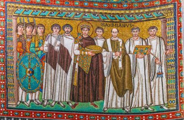 RAVENNA, İtalya - 27 Ocak 2022: İmparator Justinian Sarayı 'nı San Vitale Bazilikası içinde tasvir eden antik mozaikler. 