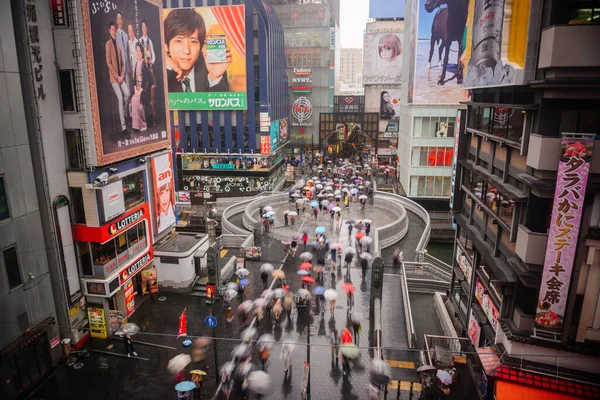 Osaka Japan 2015 비오는 도톤보리 지역의 광고판 보행자들 — 스톡 사진