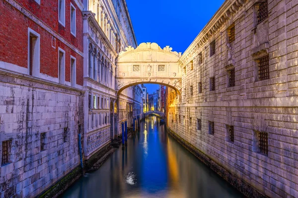 Ponte Dei Sospiri Venezia Italia All Ora Blu — Foto Stock