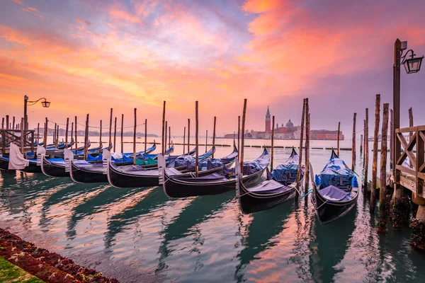 意大利威尼斯的贡多拉 黎明时分在大运河上 — 图库照片