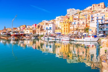 Sciacca, Sicilya, İtalya Limanda su yansımaları.