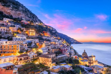 Positano, İtalya Alacakaranlıkta Amalfi kıyısında.