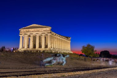 AGRIGENTO, İTALYA - 31 EKİM 2022: Geceleyin Concordia Tapınağı.