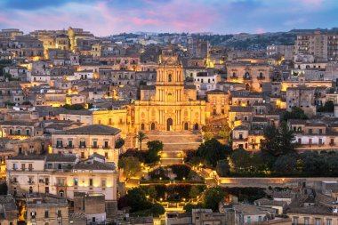Modica, Sicilya, İtalya Alacakaranlıkta San Giorgio Katedrali.