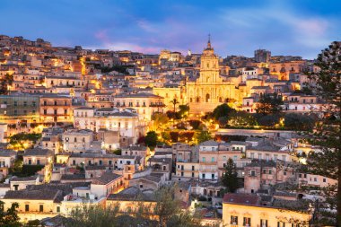 Modica, Sicilya, İtalya Alacakaranlıkta San Giorgio Katedrali.