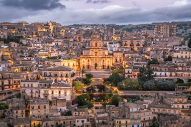 Modica, Sicilya, İtalya Alacakaranlıkta San Giorgio Katedrali.