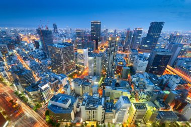 Osaka, Japonya şehir şehir manzarası alacakaranlıkta Umeda bölgesinde.