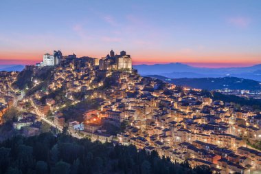 Troina, Sicilya, İtalya alacakaranlıkta tepe şehir manzarası.