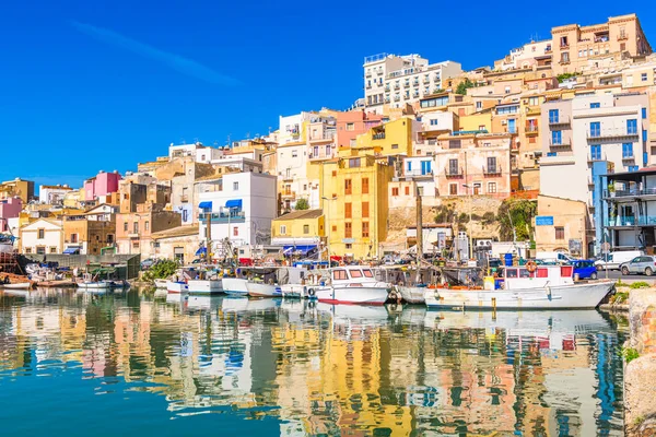 항구에 반사되어 이탈리아 시칠리아섬의 시아카 — 스톡 사진