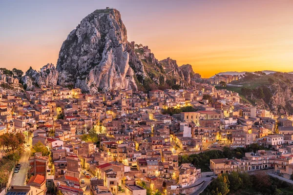 Caltabellota シチリア島 イタリア 夕暮れ時にシチリア島の歴史的な町 — ストック写真