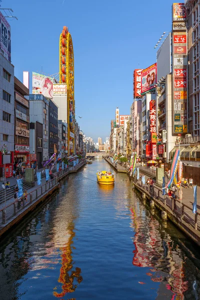Osaka Japan Maj 2014 Łódź Wycieczkowa Przepływa Kanałem Poniżej Słynnych — Zdjęcie stockowe