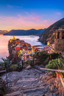 Vernazza, La Spezia, Liguria, İtalya alacakaranlıkta Cinque Terre bölgesinde..