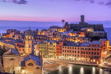 Vernazza, La Spezia, Liguria, İtalya alacakaranlıkta Cinque Terre bölgesinde..