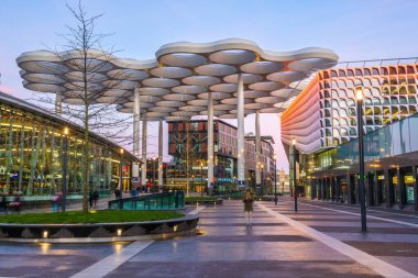 UTRECHT, NETHERLANDS - 28 Şubat 2020: Hoog Catharijne alışveriş merkeziyle İstasyon Meydanı 'ndan Utrecht Centraal Tren İstasyonu.