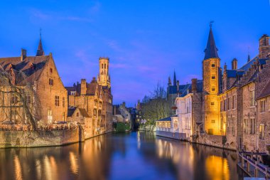 Bruges, Rozenhoedkaai Nehri 'ndeki Belçika gece sahnesi..