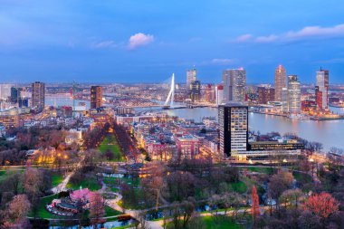 Rotterdam, Hollanda, Nieuwe Maas Nehri üzerinde alacakaranlıkta gökyüzü..