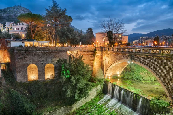 意大利Tivoli市的城市景观和黄昏时的古建筑 — 图库照片