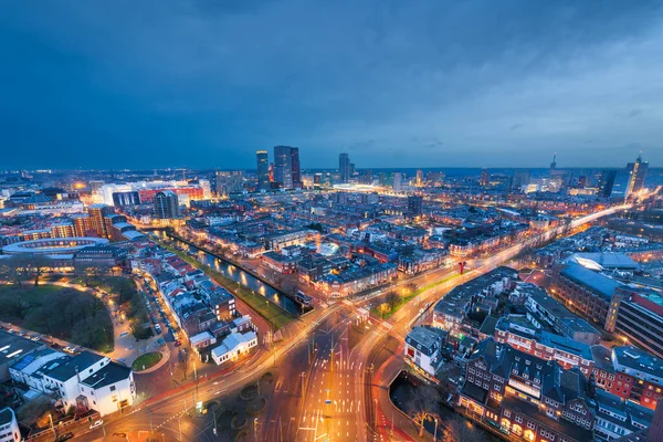 黄昏时分的荷兰海牙市中心天际线 — 图库照片